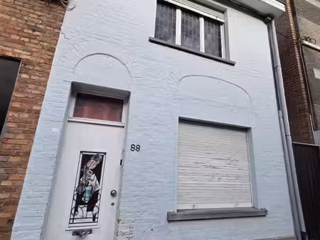 maison mitoyenne à rénover avec jardin.