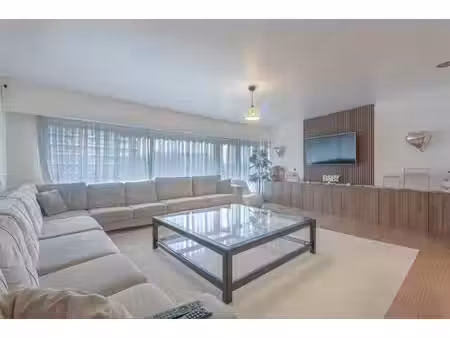 spacieux appartement rénové de 115m² avec deux terrasses.
