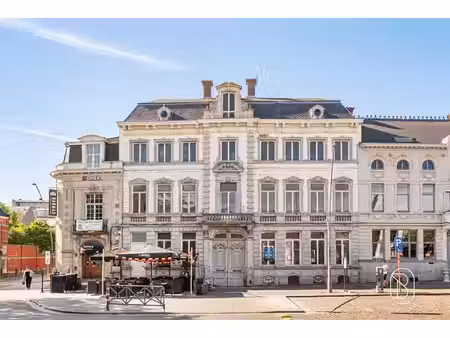 immeuble de maître majestueux (1 000 m²) situé sur la place