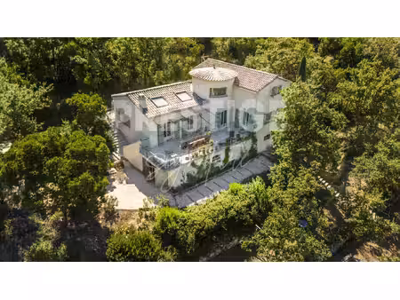 bastide provençale rénovée au coeur des vignes