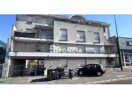 f2 lumineux avec parking couvert
