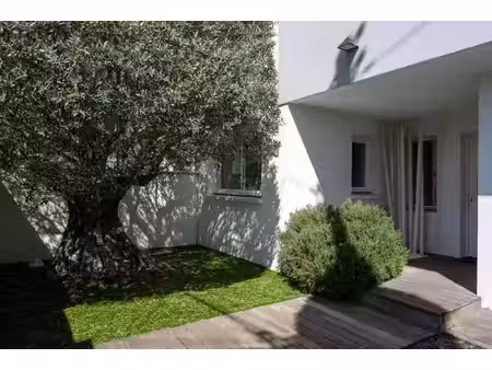quartier lafont-féline/suburbain. maison d'architecte avec extérieurs  piscine et garage.