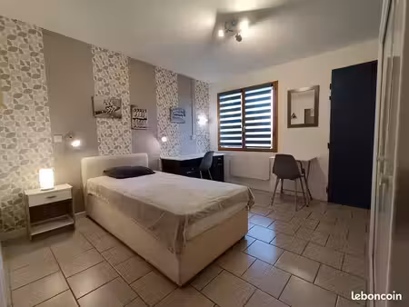 studio meublé – eau  chauffage et électricité inclus – parking et lave-linge