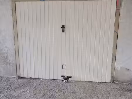 location garage 15m² aix en provence - dalle béton- intérieur crépis