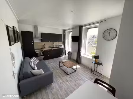 appartement t2 entièrement équipé et meublé   rénové  proche centre ville et naval group