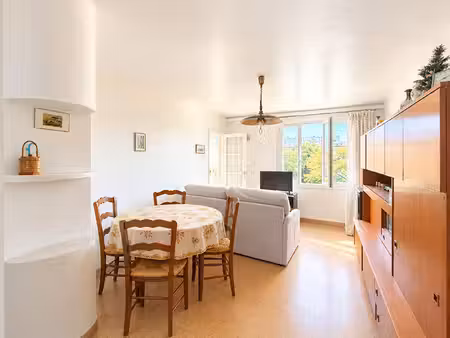 appartement marseille 3 pièces  57 m2 avec 2 loggias  2ème étage.