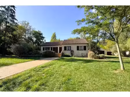 maison à rénover à vendre  dans un bourg avec commerces