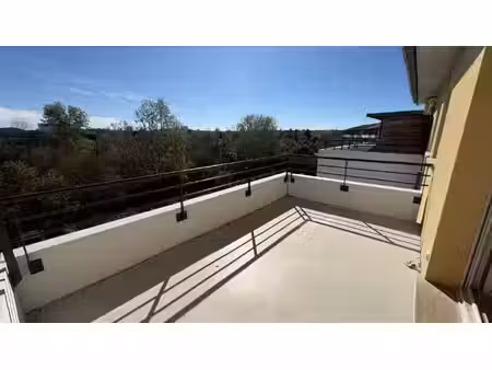 appartement t4 traversant de 81 m² avec terrasse  piscine et vue dégagée