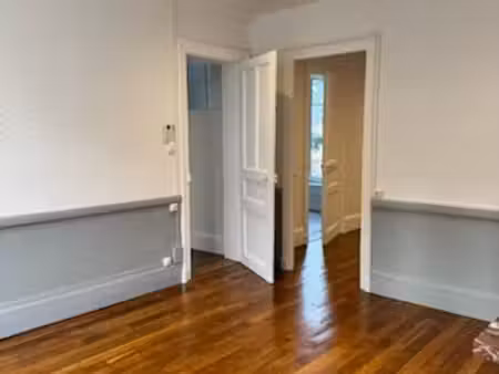 t3 67 m2 centre charleville rénové comprenant 2 chambres + grand dressing ou bureau