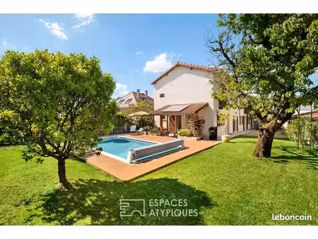 propriété 6 pièces 220 m²