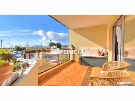 cannes la bocca  t4 de 83 61 m2  traversant  proche mer