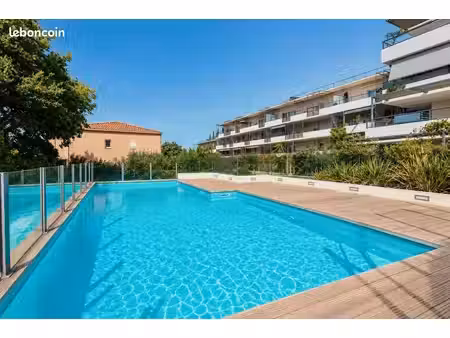 t2 meublé avec terrasse de 15 m²  garage et piscine – marseille 8e