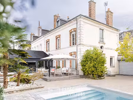 maison bourgeoise avec jardin et piscine
