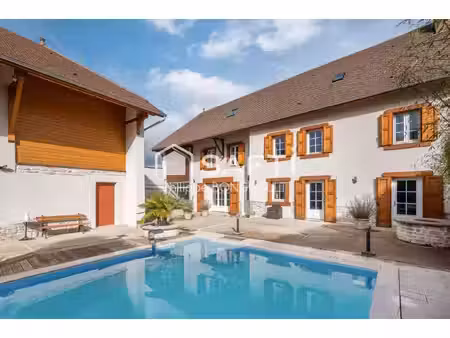 saint-chef – maison de caractère rénovée de 203 m² avec piscine et grande grange