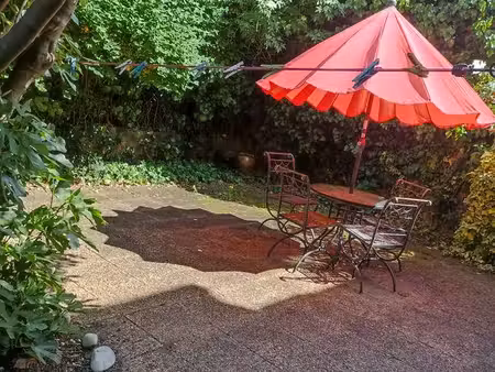 vends très bel appartement doté d'une vaste cave et jardin arboré privatif