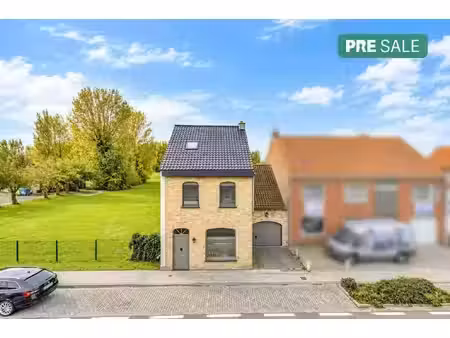 huis te koop in veurne met 3 slaapkamers en garage.