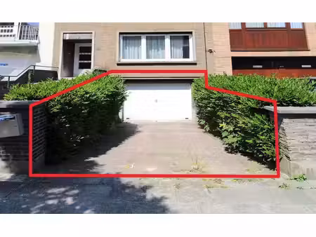 grand garage fermé sécurisé + parking exterieur anderlecht