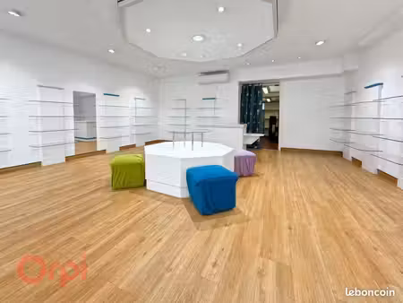 local commercial 261 m²