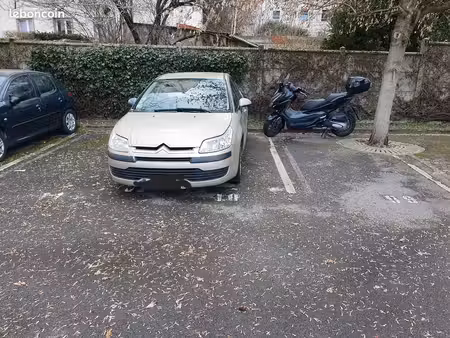 place de parking à l'intérieur d'une résidence privée avec portail électrique