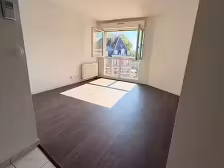 location meublée appartement 1 pièce 32 m² à melun (77000)  890 €