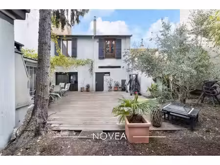 maison de ville avec jardin arboré et dépendances – pierre-b