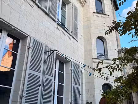 hôtel particulier du 16ème siècle dans le centre historique de saumur  autour d’une cour p