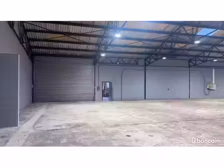 local commercial 1700m2