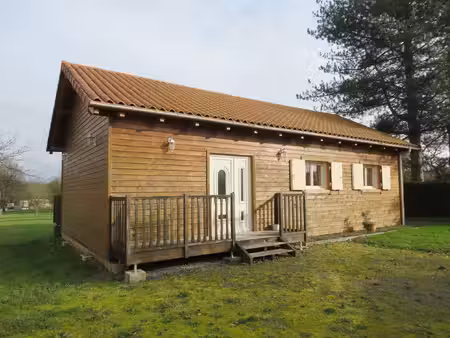 maison en bois avec terrasse et grand jardin