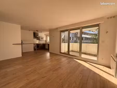 t2 de 60 m² avec balcon  cave et parking privé