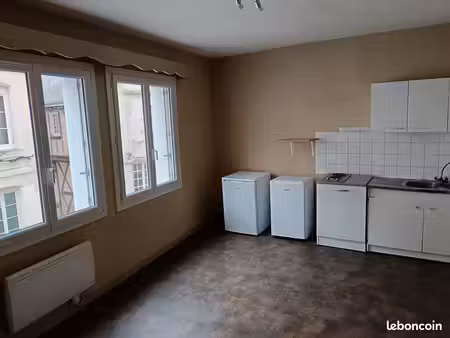 studio plein centre-ville niort : 400