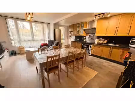 appartement spacieux à proximité urbaine