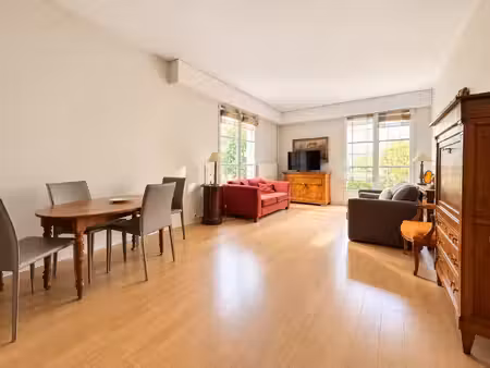 bel appartement 3 pièces au calme  en plein coeur du centre-v