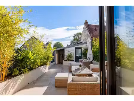 triplex architectural  sa terrasse intimiste et son studio indépendant au coeur de montfor