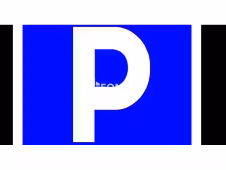 parking exterieur a deux pas du port et de la promenade