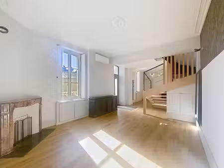 a vendre  maison 3 chambres avec cour et garage en centre-ville de château-gontier-sur-may