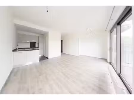 waterloo appartement 2ch + terrasse + 2 pkg