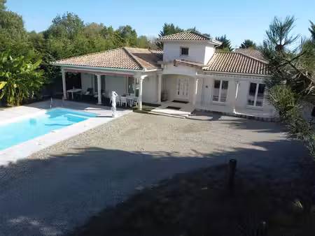 deux maisons avec piscine et garage