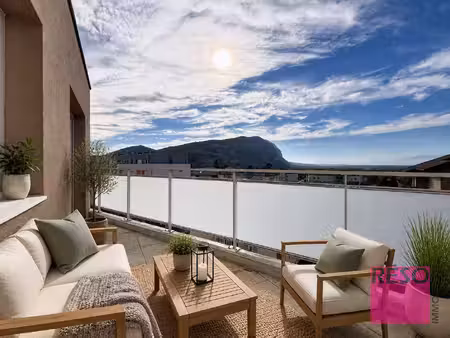 terrasse plein sud et vue dégagée !