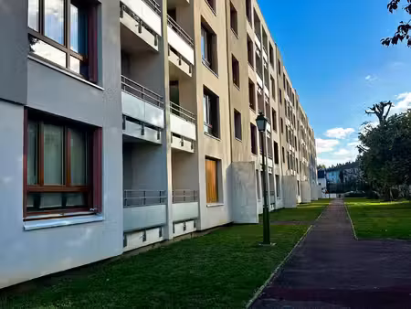 appartement en résidence avec 3 chambres  garage et cave