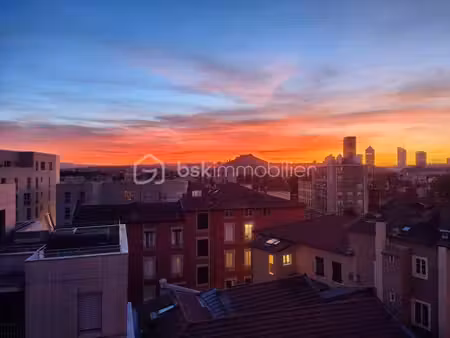 appartement 2 pièces avec grand balcon  5e étage  vue dégagée et garage – limite lyon 3