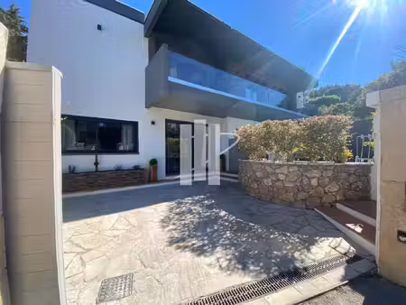 a vendre villa de 235m2 divisee en 3 appartements