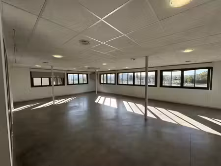 location commerce le muy 83490 170m²