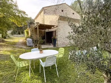 maison en pierre rénovée avec jardin arboré.