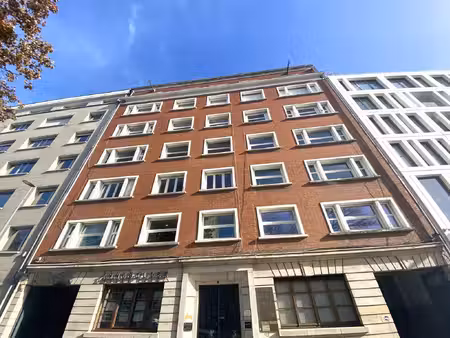 location local professionnel 80m²