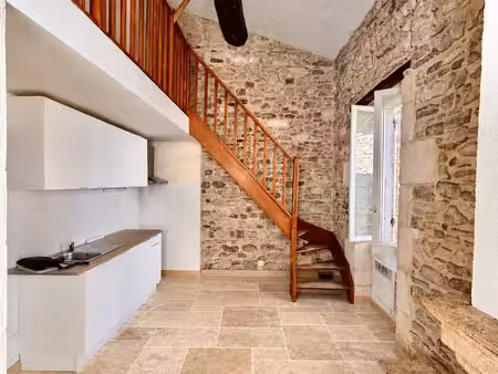 appartement avec pierres  poutres et charme de l’ancien.