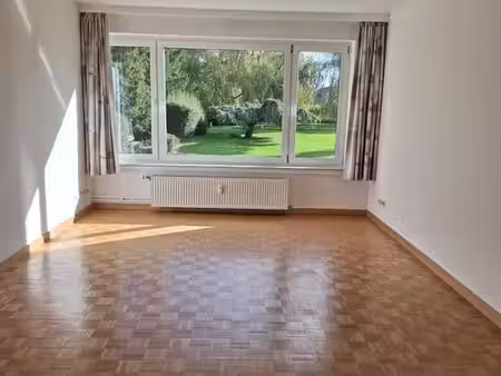 appartement lumineux dans parc arboré.