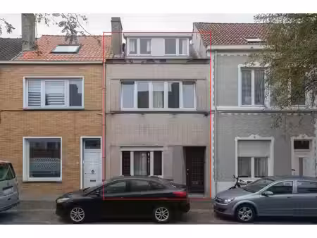 maison mitoyenne à rénover avec 3 chambres