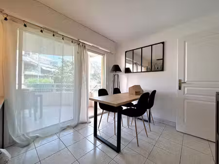 joli studio loué meublé à l'année  proche centre ville saint raphaël avec parking privatif