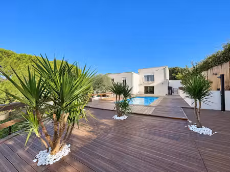 exclusivité – spacieuse maison contemporaine avec piscine à fréjus