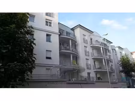 a louer f1b non meuble avec place de parking